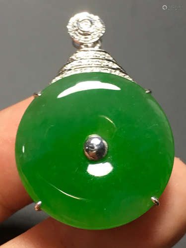 A GREEN JADEITE CARVED “PINGAN' PENDANT