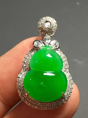 A GREEN JADEITE CARVED GOURD PENDANT