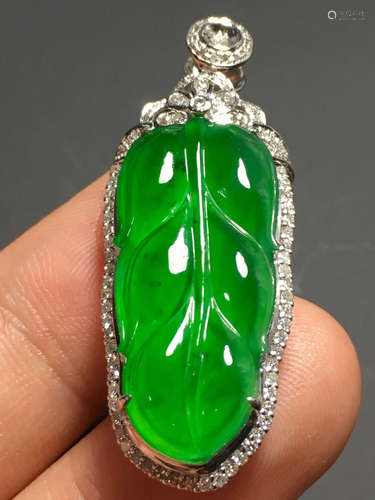 A GREEN JADEITE CARVED LEAF PENDANT