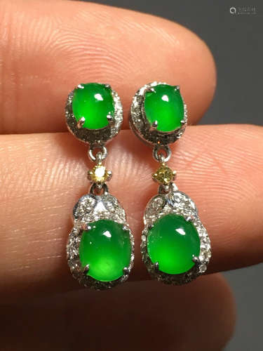 A GREEN JADEITE CARVED CIRCLE  EARDROPS