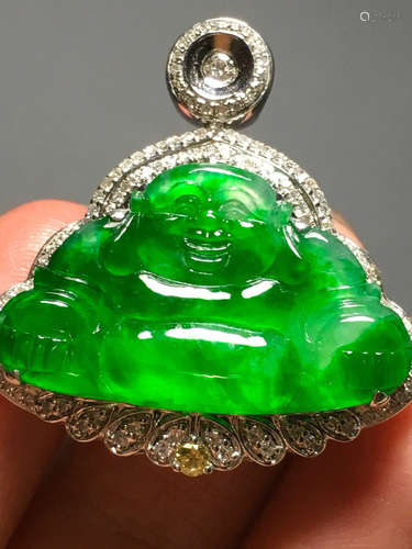 A GREEN JADEITE CARVED BUDDHA FIGURE PENDANT