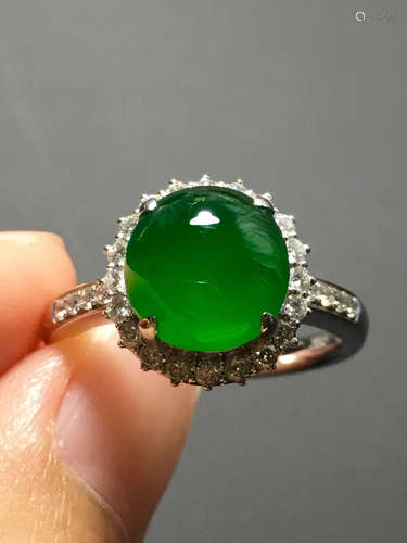 A GREEN JADEITE CARVED CIRCLE RING