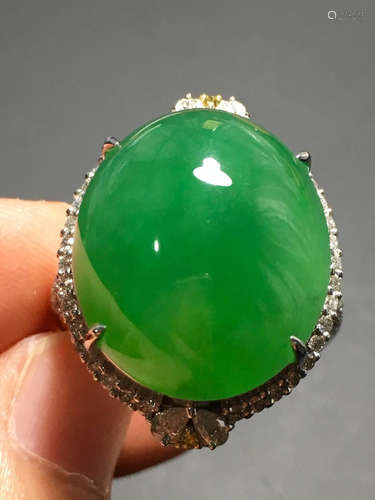 A GREEN JADEITE CARVED CIRCLE  RING