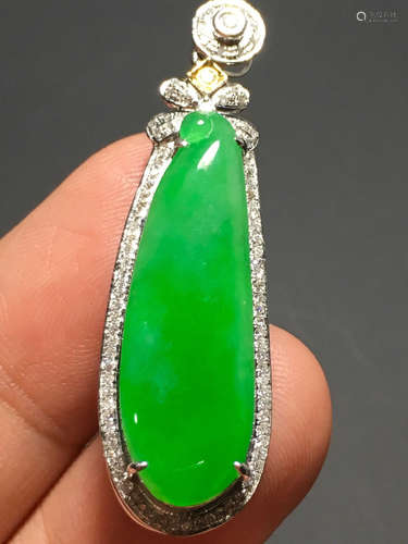 A GREEN JADEITE CARVED MELON PENDANT