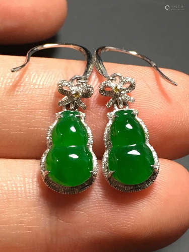 A GREEN JADEITE CARVED GOURD EARDROPS