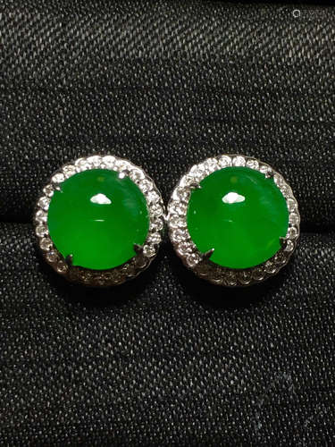 A GREEN JADEITE CARVED CIRCLE  EARRINGS