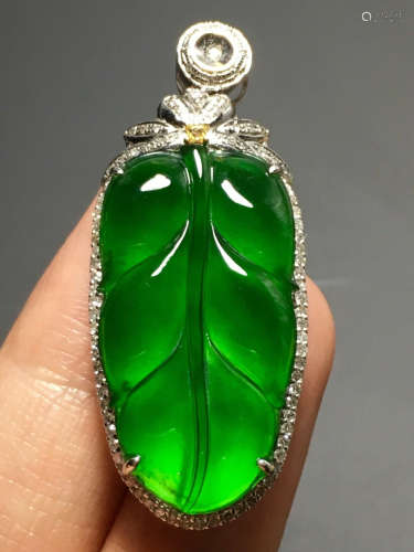 A GREEN JADEITE CARVED LEAF PENDANT