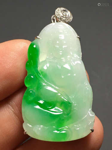 A GREEN JADEITE CARVED GUANYIN FIGURE PENDANT