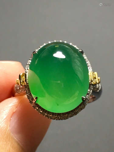 A GREEN JADEITE CARVED CIRCLE RING