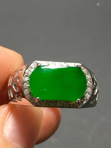 A GREEN JADEITE CARVED SADDLE SHAPED RING
