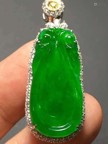 A GREEN JADEITE CARVED'FUDAI'PENDANT