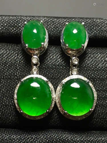 A GREEN JADEITE CARVED CIRCLE  EARDROPS