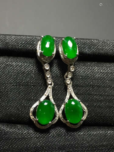 A GREEN JADEITE CARVED CIRCLE   EARDROPS
