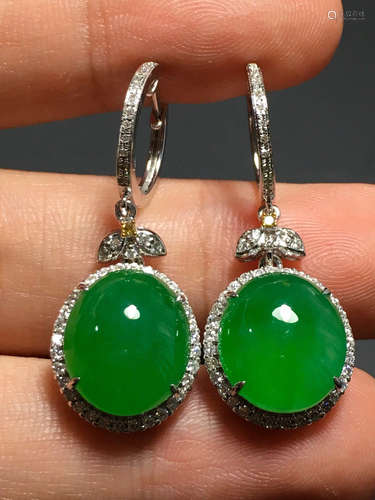 A GREEN JADEITE CARVED CIRCLE  EARDROPS