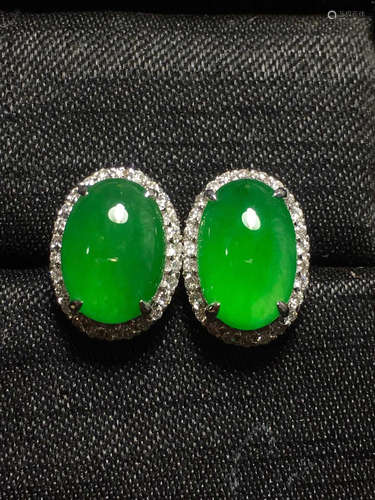 A GREEN JADEITE CARVED CIRCLE   EARRINGS