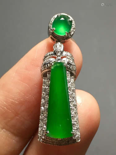 A GREEN JADEITE  PENDANT