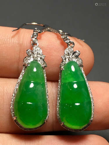 A GREEN JADEITE CARVED BEAN  EARDROPS