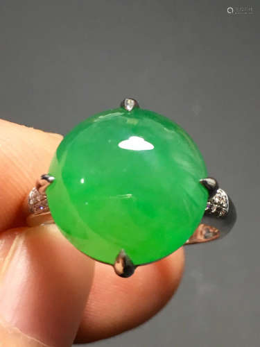 A GREEN JADEITE CARVED CIRCLE RING