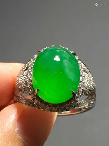 A GREEN JADEITE CARVED CIRCLE  RING