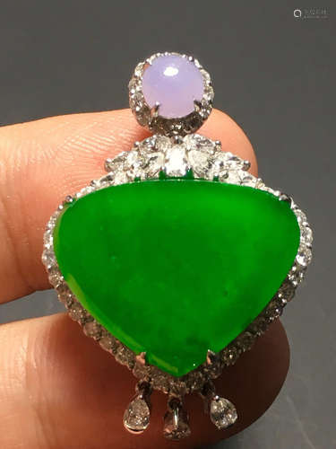 A GREEN JADEITE CARVED HEART PENDANT