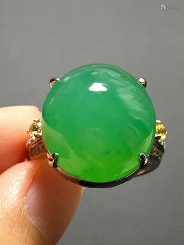 A GREEN JADEITE CARVED CIRCLE RING