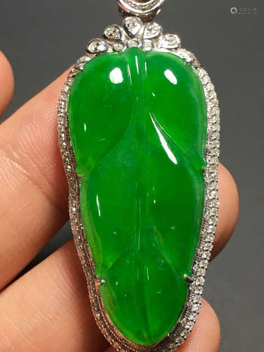 A GREEN JADEITE CARVED LEAF PENDANT