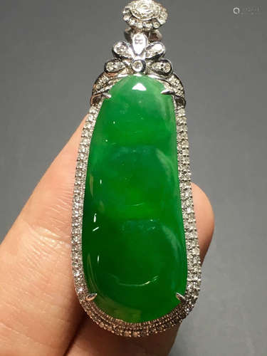 A GREEN JADEITE CARVED BEAN PENDANT