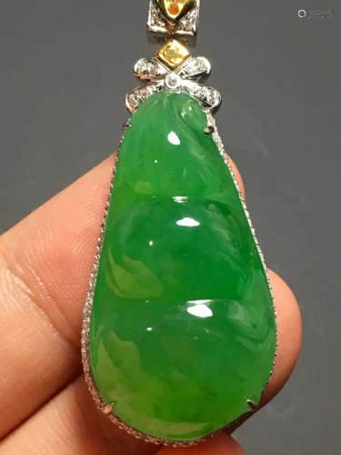 A GREEN JADEITE CARVED BEAN PENDANT