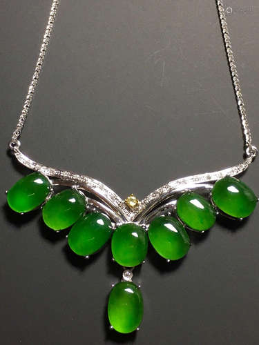 A GREEN JADEITE CARVED CIRCLE  NECKLACE