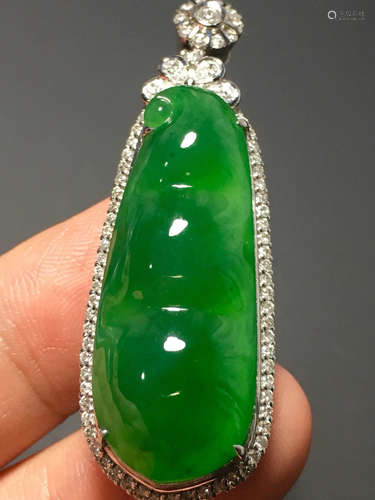 A GREEN JADEITE CARVED BEAN PENDANT