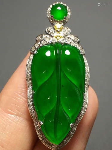 A GREEN JADEITE CARVED LEAF PENDANT