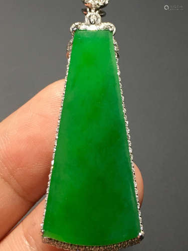 A GREEN JADEITE CARVED “PINGAN' PENDANT