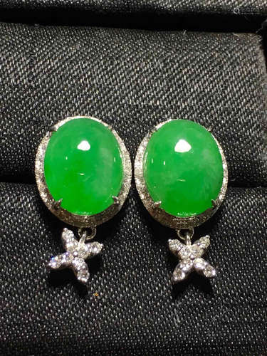 A GREEN JADEITE CARVED CIRCLE  EARRINGS