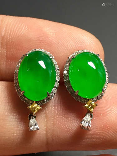 A GREEN JADEITE CARVED CIRCLE  EARRINGS