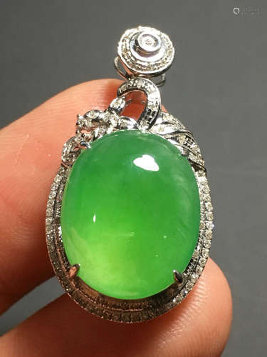 A GREEN JADEITE CARVED CIRCLE PENDANT