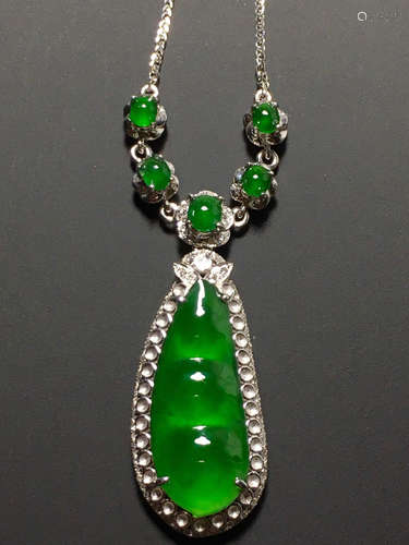 A GREEN JADEITE CARVED BEAN  NECKLACE