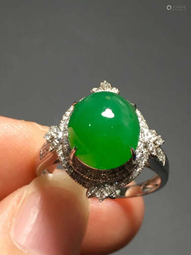 A GREEN JADEITE CARVED CIRCLE  RING