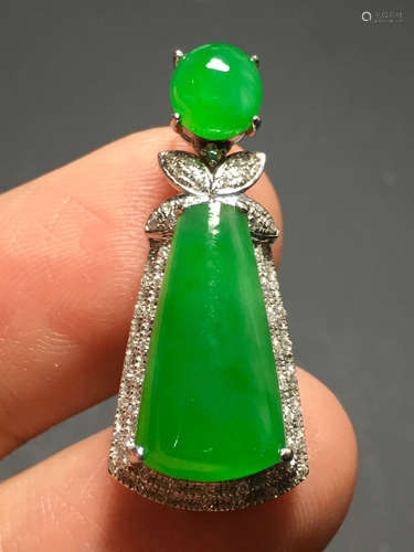 A GREEN JADEITE PENDANT