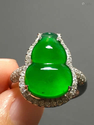 A GREEN JADEITE CARVED GOURD RING