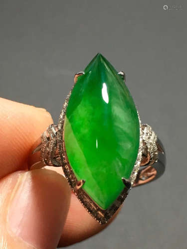 A GREEN JADEITE CARVED HORSE EYE RING