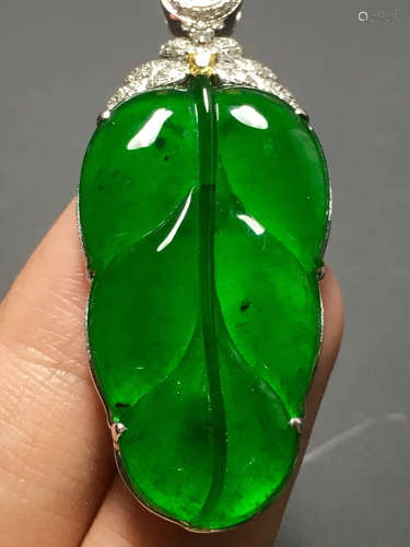 A GREEN JADEITE CARVED LEAF PENDANT