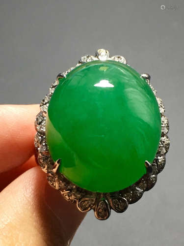 A GREEN JADEITE CARVED CIRCLE  RING