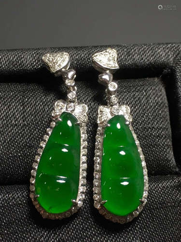 A GREEN JADEITE CARVED BEAN  EARDROPS