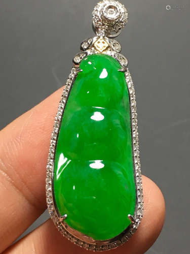 A GREEN JADEITE CARVED BEAN PENDANT