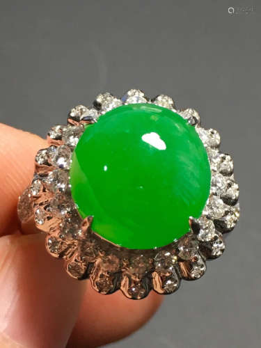 A GREEN JADEITE CARVED CIRCLE RING