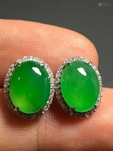 A GREEN JADEITE CARVED CIRCLE  EARRINGS