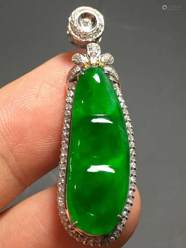 A GREEN JADEITE CARVED BEAN PENDANT