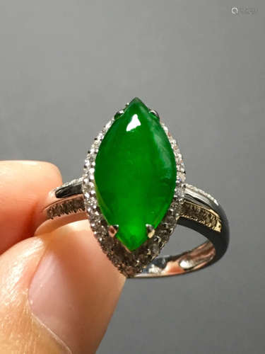 A GREEN JADEITE CARVED HORSE EYE RING