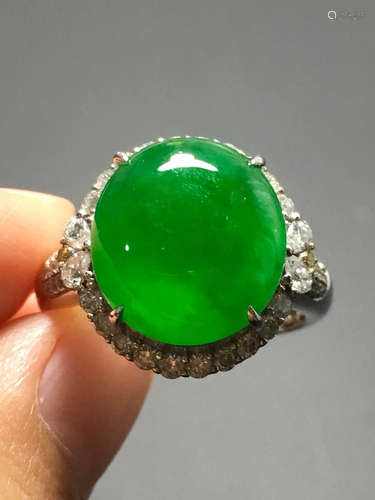 A GREEN JADEITE CARVED CIRCLE  RING