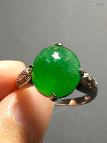 A GREEN JADEITE CARVED CIRCLE RING